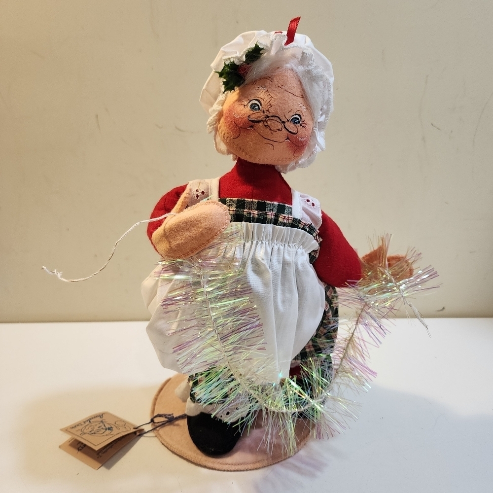 Annalee Dolls MRS. Santa Festive Holiday Doll with Red and White Outfit 13"